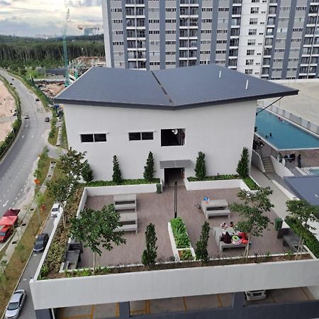 קמפונג דנגקיל Impiana Homestay Near Putrajaya, Cyberjaya, Musliem Only,Wifi,Netflix מראה חיצוני תמונה