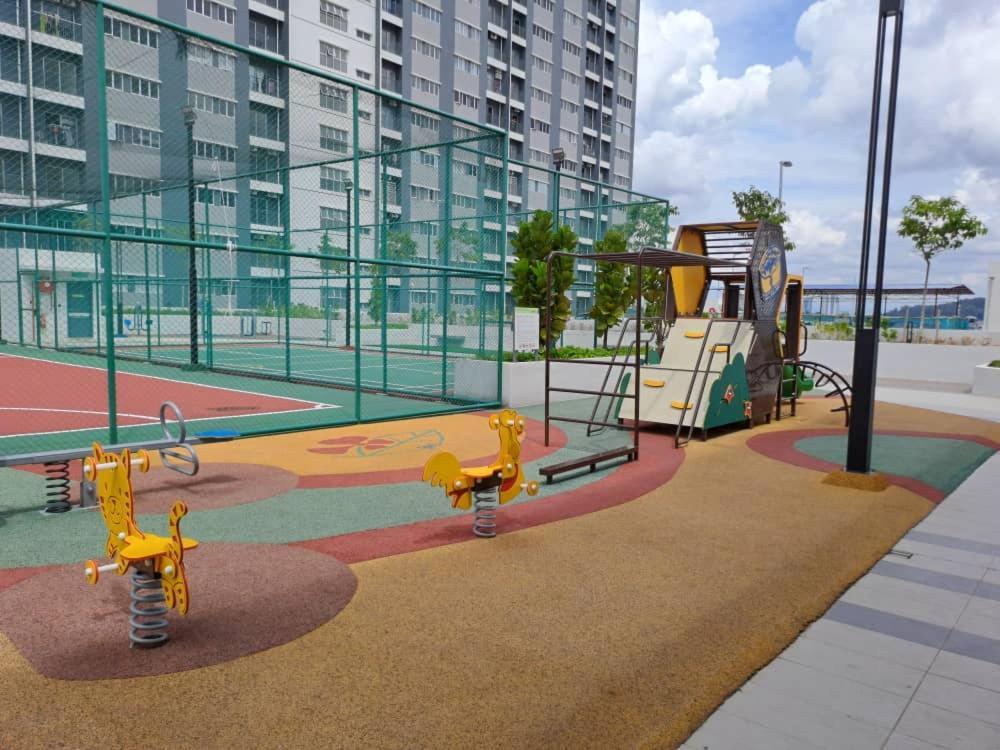 קמפונג דנגקיל Impiana Homestay Near Putrajaya, Cyberjaya, Musliem Only,Wifi,Netflix מראה חיצוני תמונה