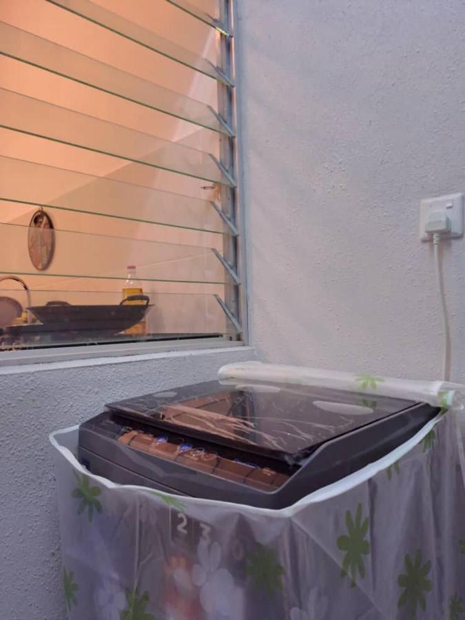 קמפונג דנגקיל Impiana Homestay Near Putrajaya, Cyberjaya, Musliem Only,Wifi,Netflix מראה חיצוני תמונה