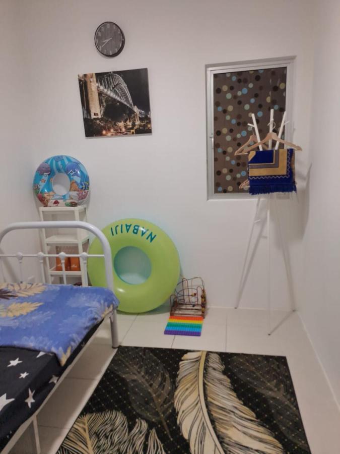קמפונג דנגקיל Impiana Homestay Near Putrajaya, Cyberjaya, Musliem Only,Wifi,Netflix מראה חיצוני תמונה