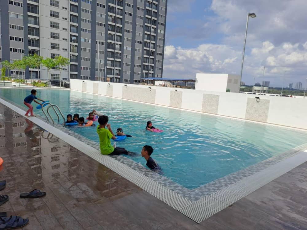 קמפונג דנגקיל Impiana Homestay Near Putrajaya, Cyberjaya, Musliem Only,Wifi,Netflix מראה חיצוני תמונה
