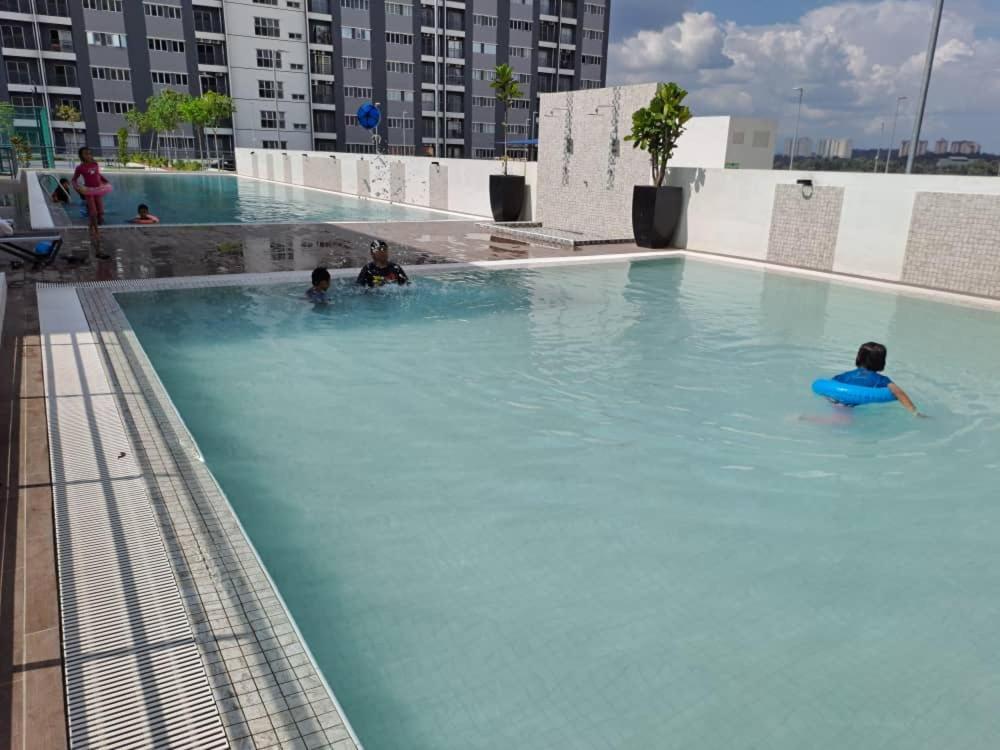 קמפונג דנגקיל Impiana Homestay Near Putrajaya, Cyberjaya, Musliem Only,Wifi,Netflix מראה חיצוני תמונה