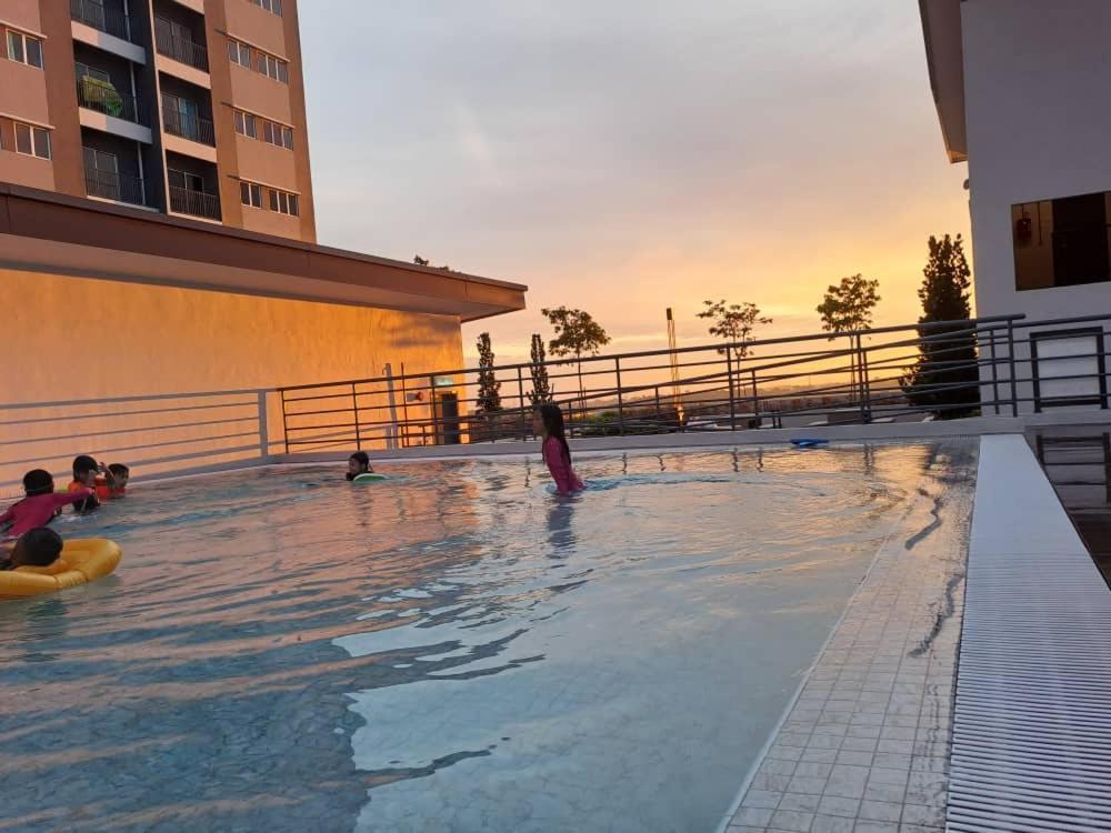 קמפונג דנגקיל Impiana Homestay Near Putrajaya, Cyberjaya, Musliem Only,Wifi,Netflix מראה חיצוני תמונה